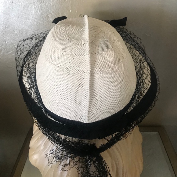 SPLENDID 1930s\' OFF-WHITE COLORED HAT WITH CREASED CROWN, SQUARED OFF FRONT BRIM